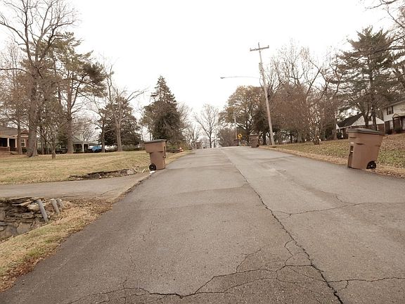 5th image of 320 Bowwood Dr