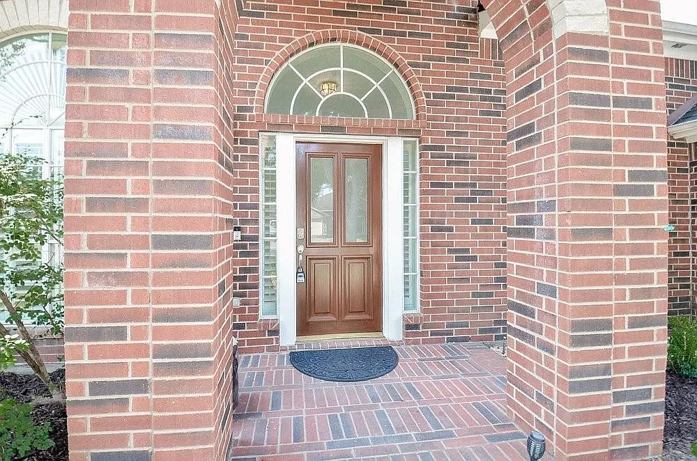 4 bed, 2.0 bath, 2246 sqft, $2,560 — Photo 2