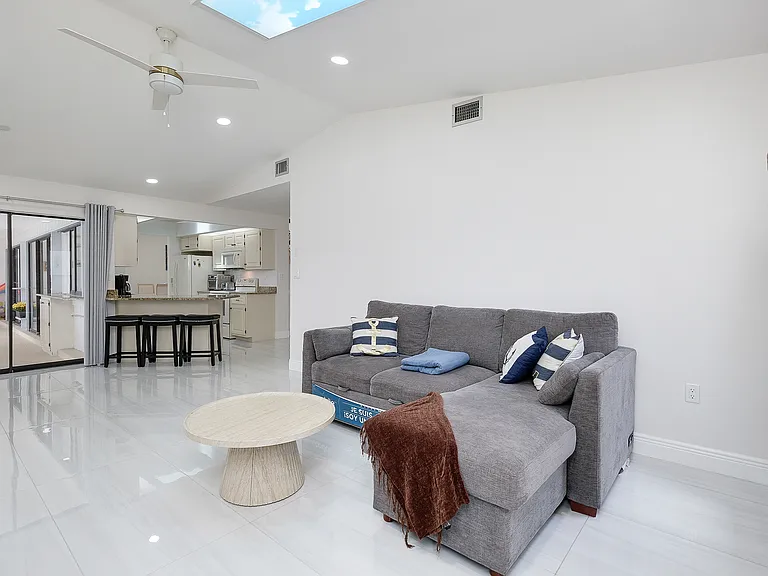 158 Norman St — Photo 10