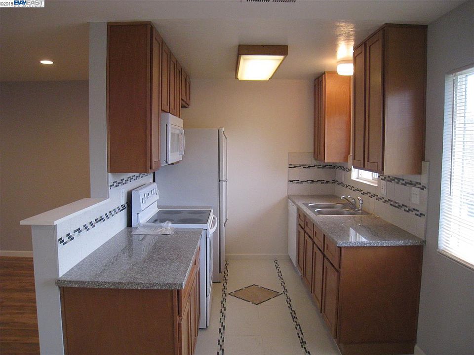 2nd image of 2744 Sunset Ln