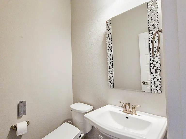 12716 Bloomington Dr — Photo 29