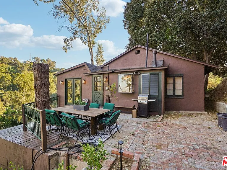 8718 Crescent Dr — Photo 1