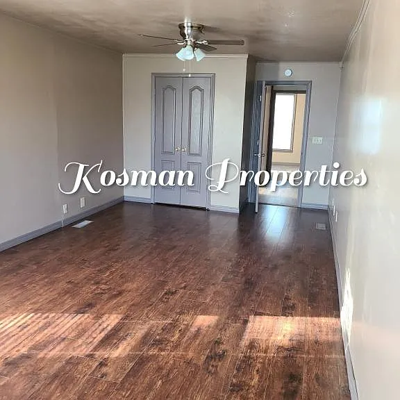 1019 E 15th St — Photo 5