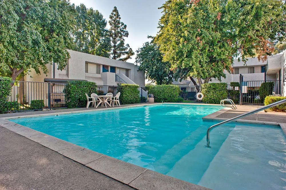 Santa Clarita — Photo 4