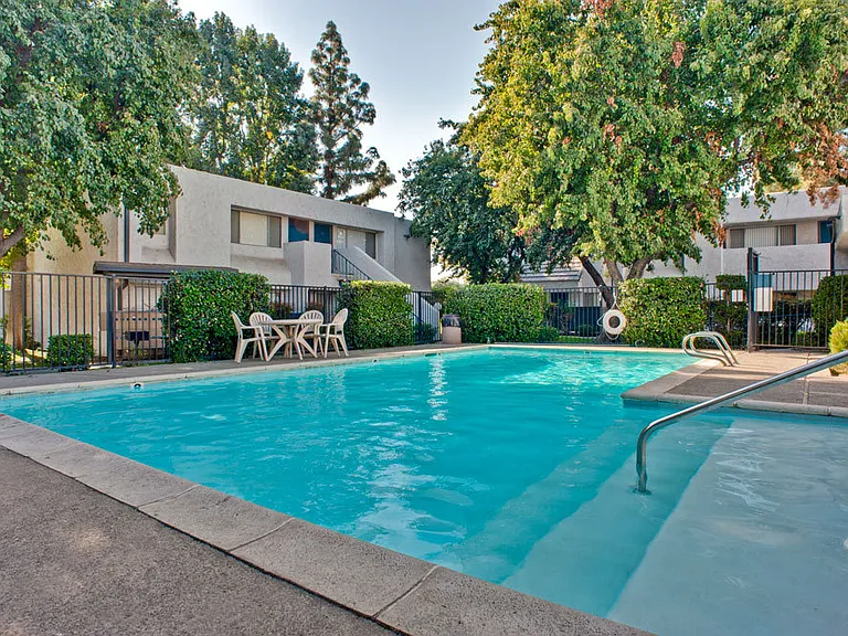 Santa Clarita — Photo 4