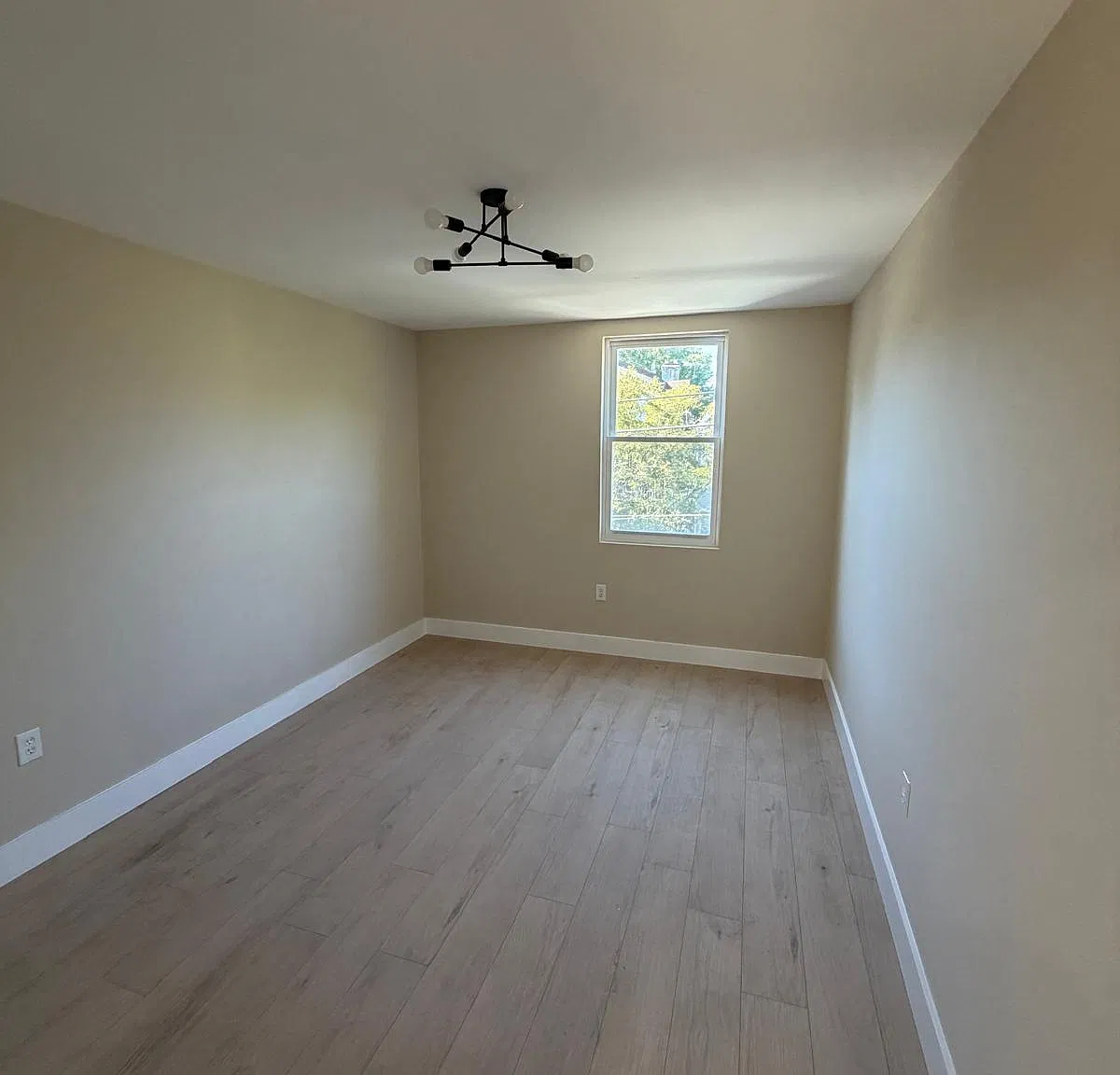 4 bed, $2,450 — Photo 1