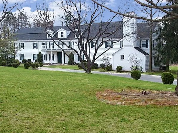 2 Langley Lane, Old Westbury, NY 11568