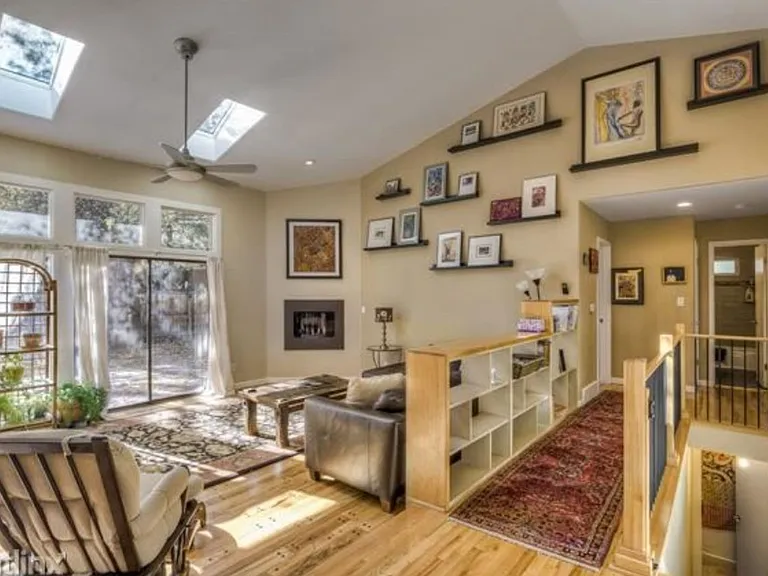 1320 Oak Ct — Photo 2