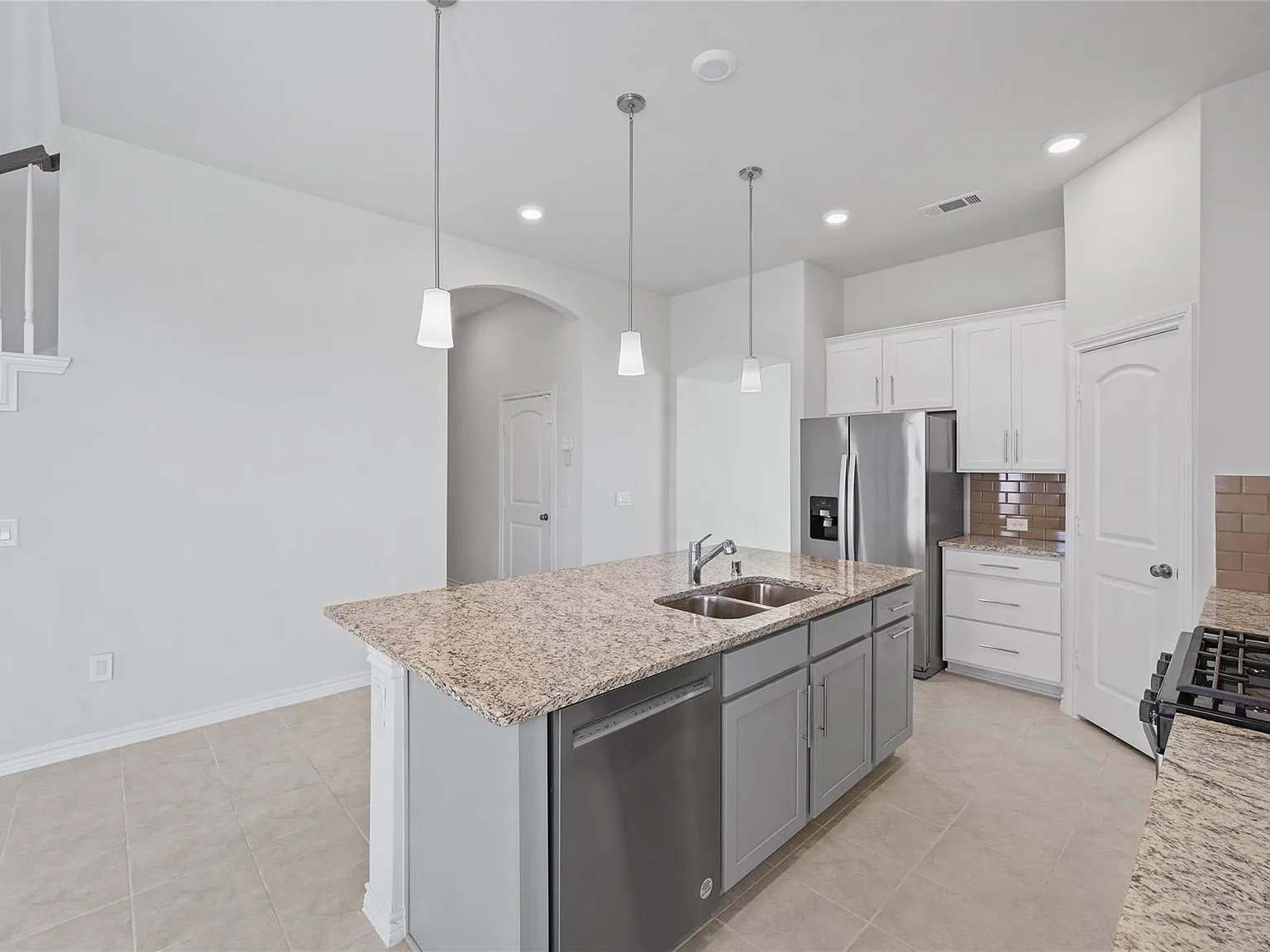 4 bed, 2.5 bath, 2589 sqft, $3,000 — Photo 4
