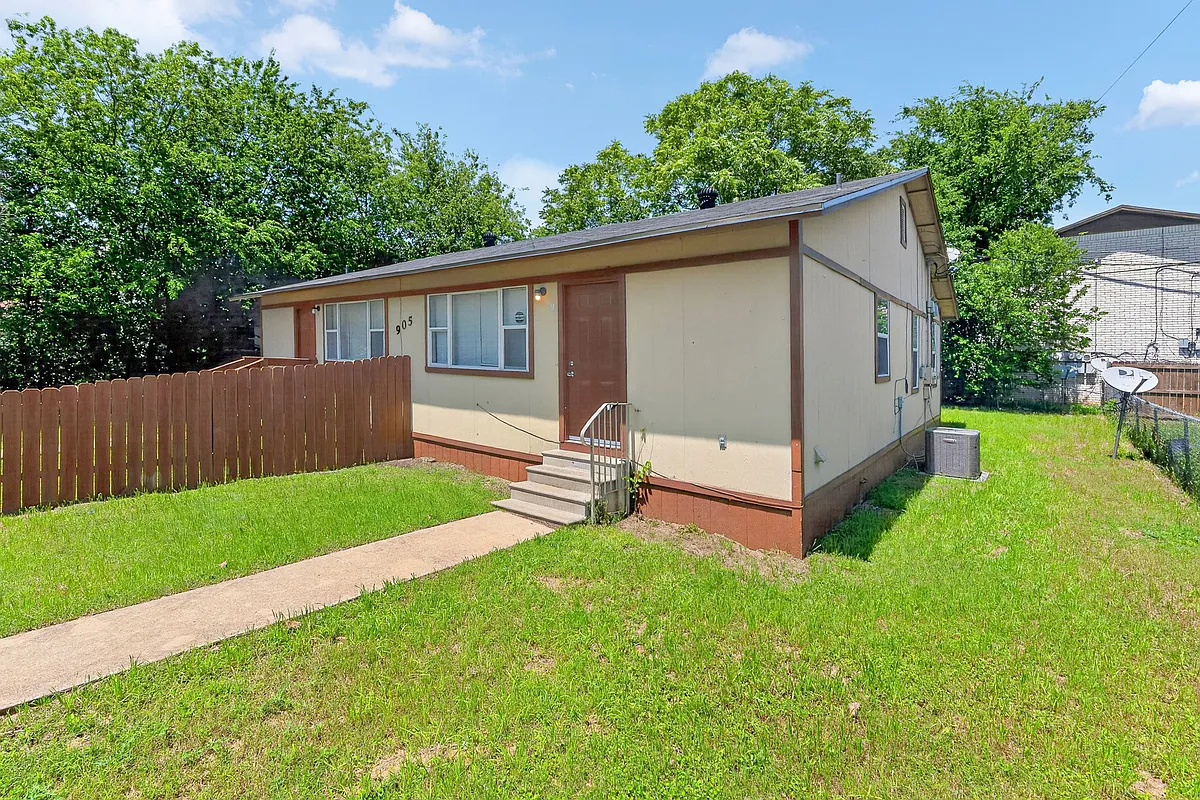 Building Photo - 905 Parmer Ave #B