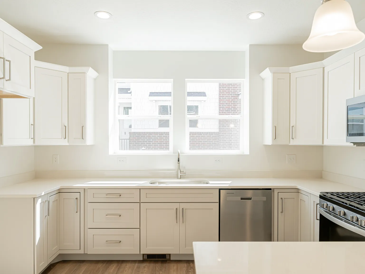 3 bed, 2.5 bath, 2370 sqft, $2,290 — Photo 3