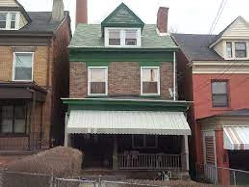 166 Robinson St