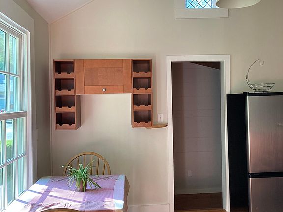 eating _rea off kitchen