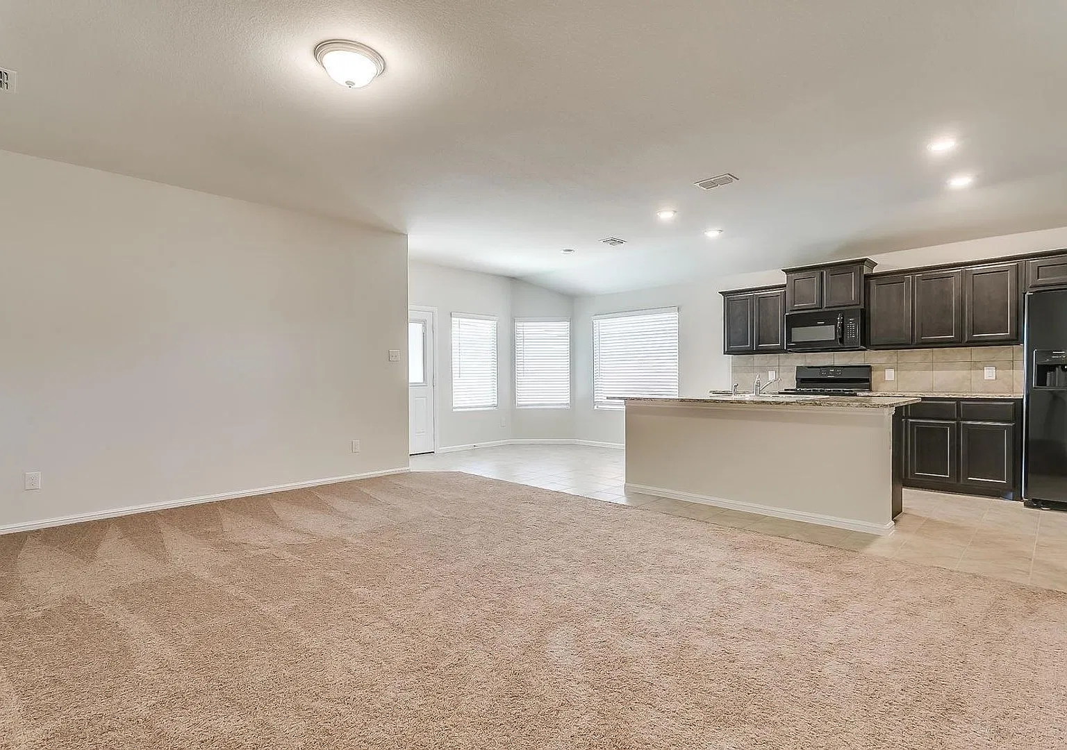 Beautifully Renovated 4 Bed 2 Bath - Immediate Move In Must See — Photo 2