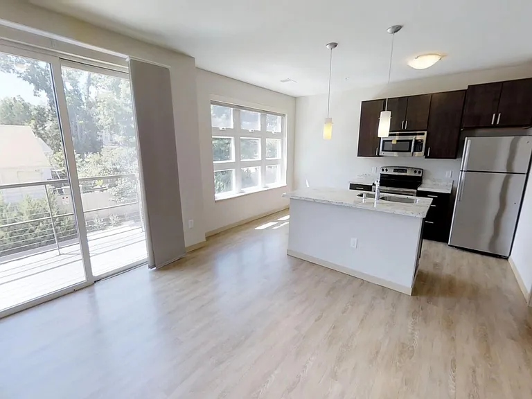 902 Drake St — Photo 19