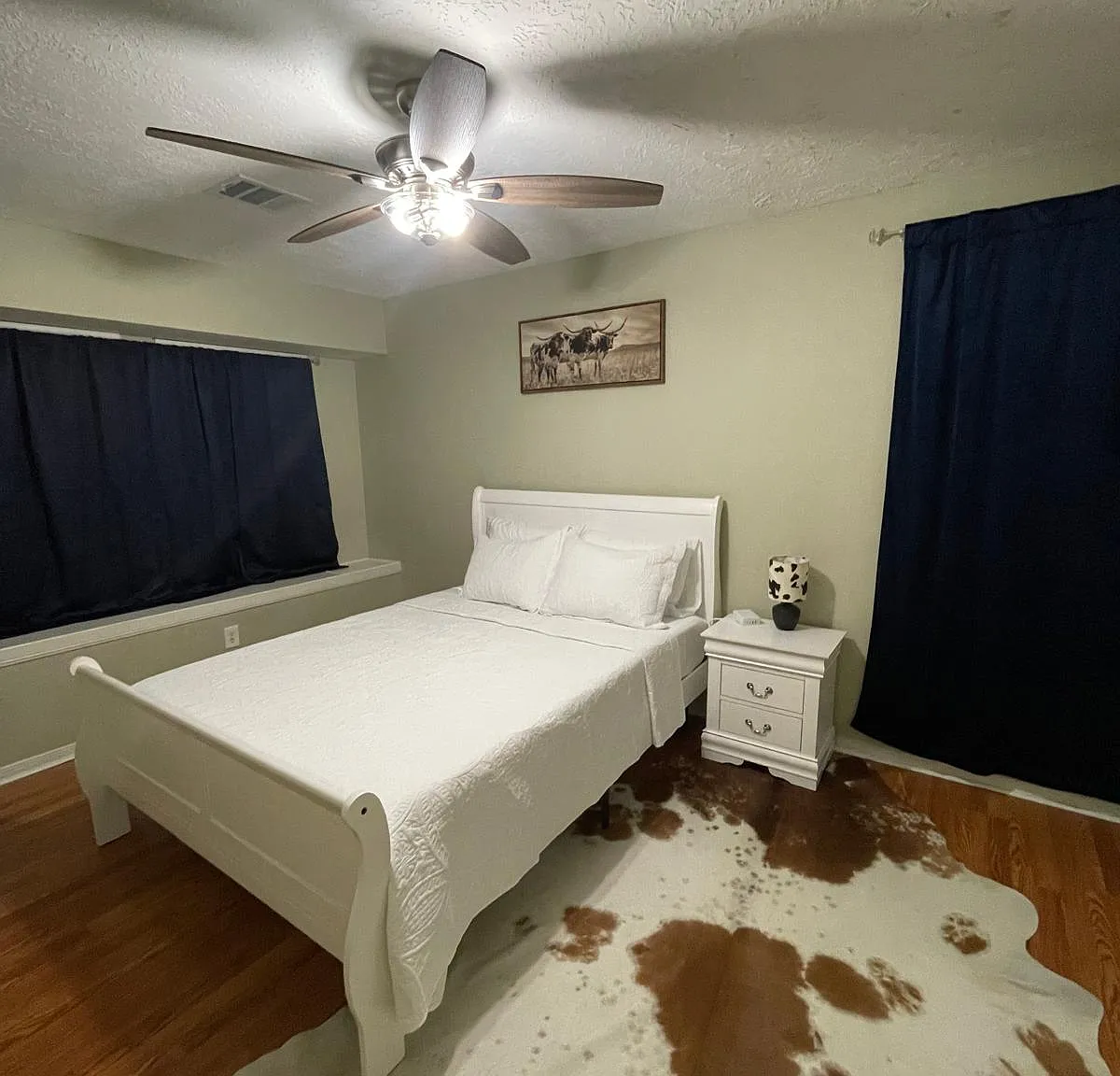 4 bed, 2.5 bath, 2400 sqft, $3,500 — Photo 2