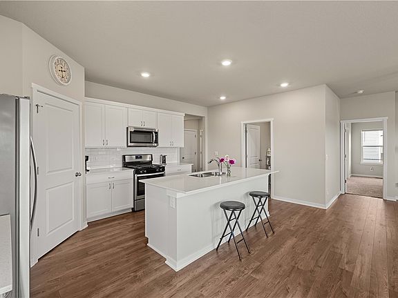 4th image of 10417 Powell Ave