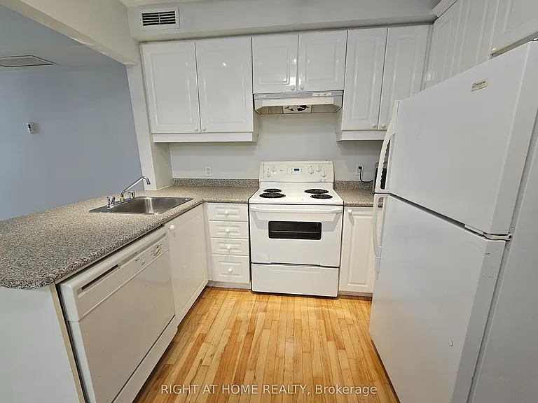 524 Yonge St #201 — Photo 3