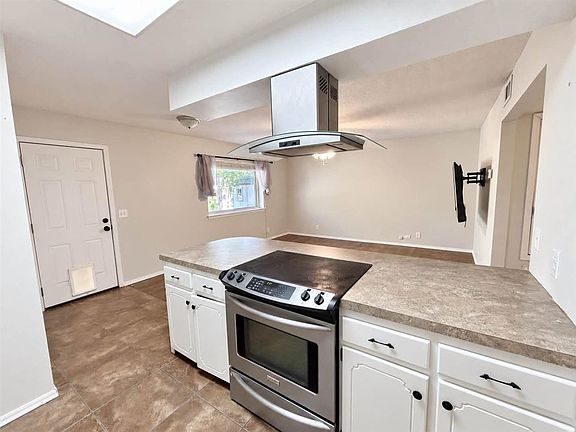 3rd image of 421 Stansbury St