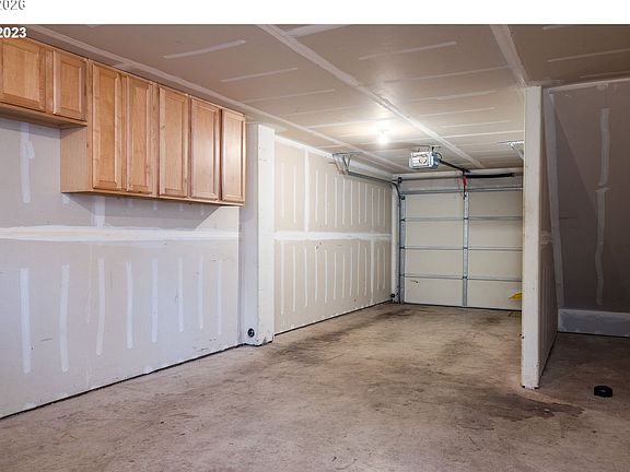 2nd image of 21837 NE Larkspur Ln