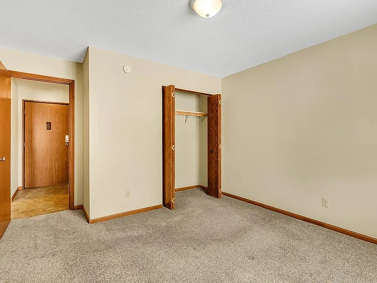 Karolyn Apartments — Photo 10