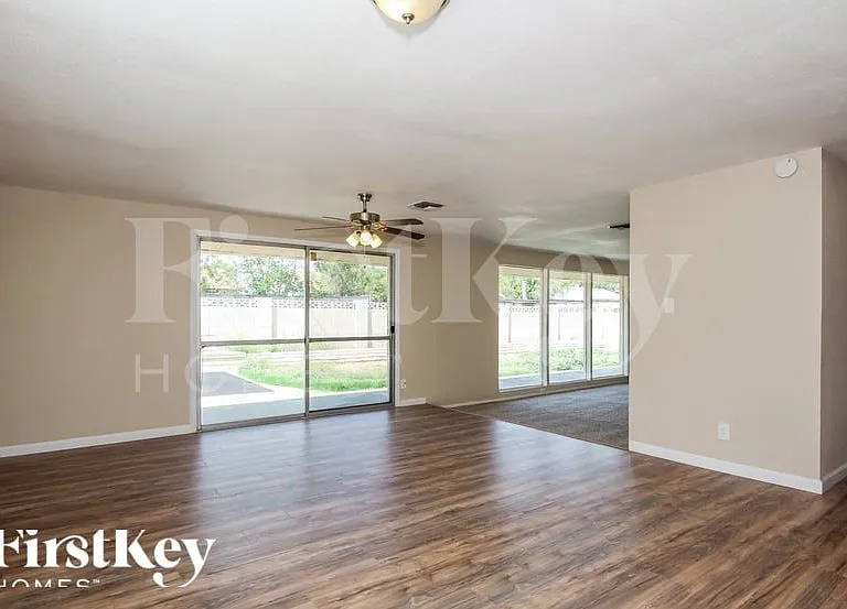 3826 W Griswold Rd — Photo 3