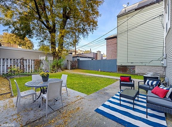 4th image of 1938 W Melrose St #3