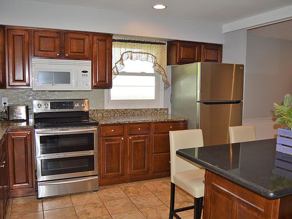 4th image of 3415 Graystone Dr