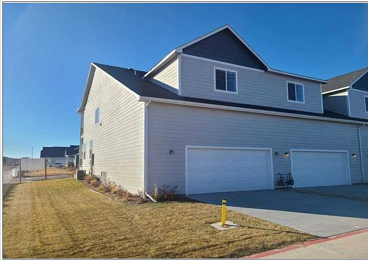 4 bed, 2.5 bath, 2196 sqft, $2,500 — Photo 3