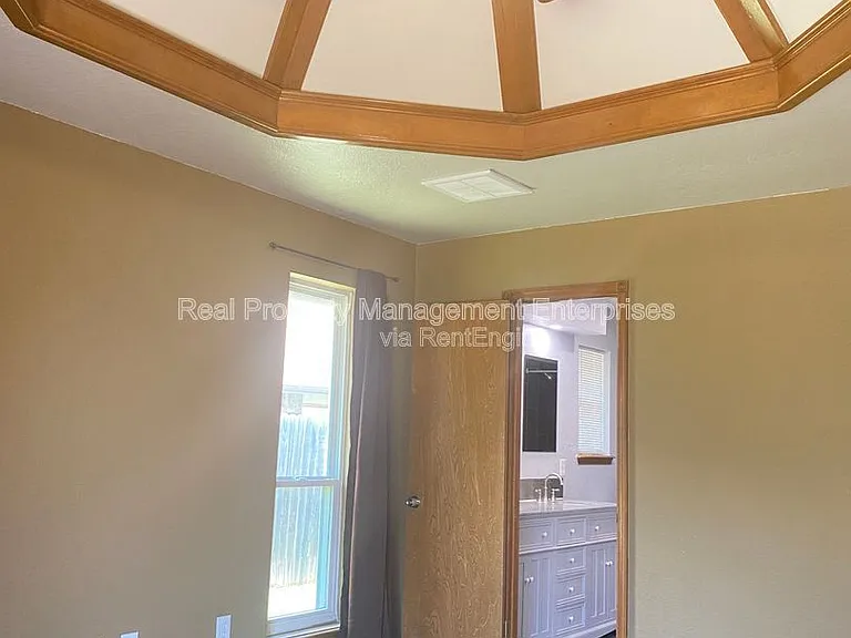 1304 SE 3rd St — Photo 8