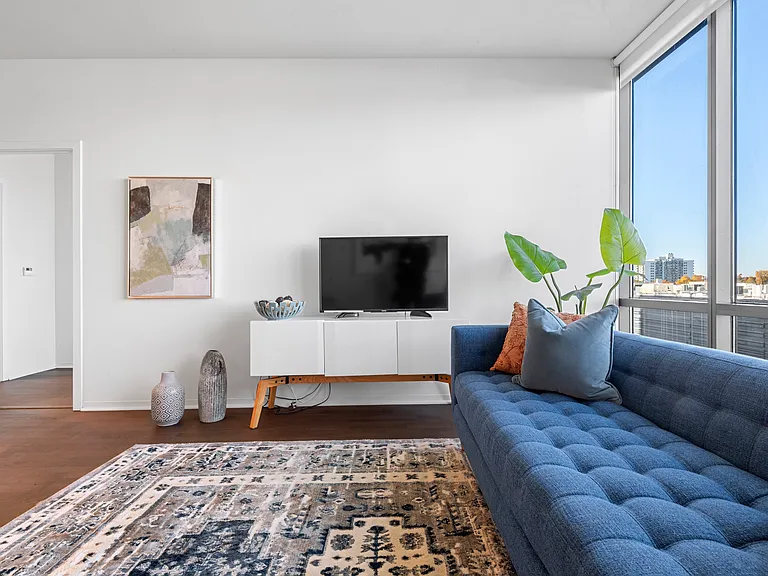 2032 1/2 Hudson St #527 — Photo 7