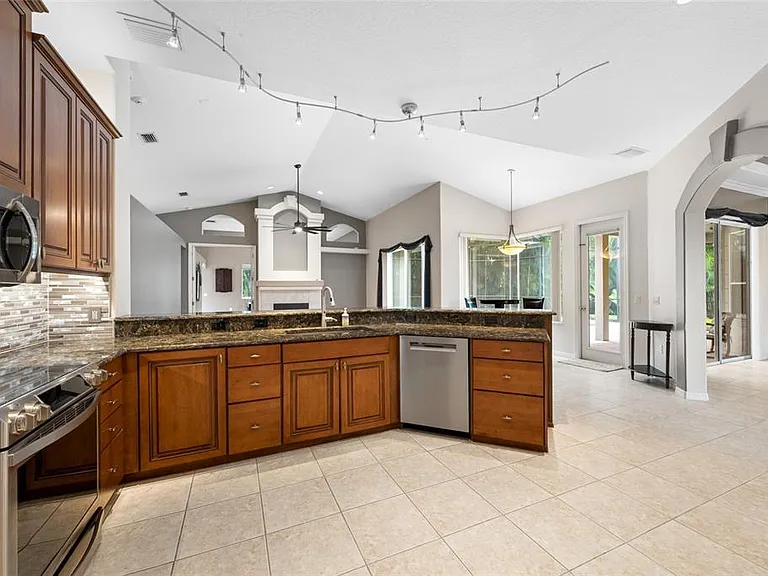 10675 Park Place Dr — Photo 20
