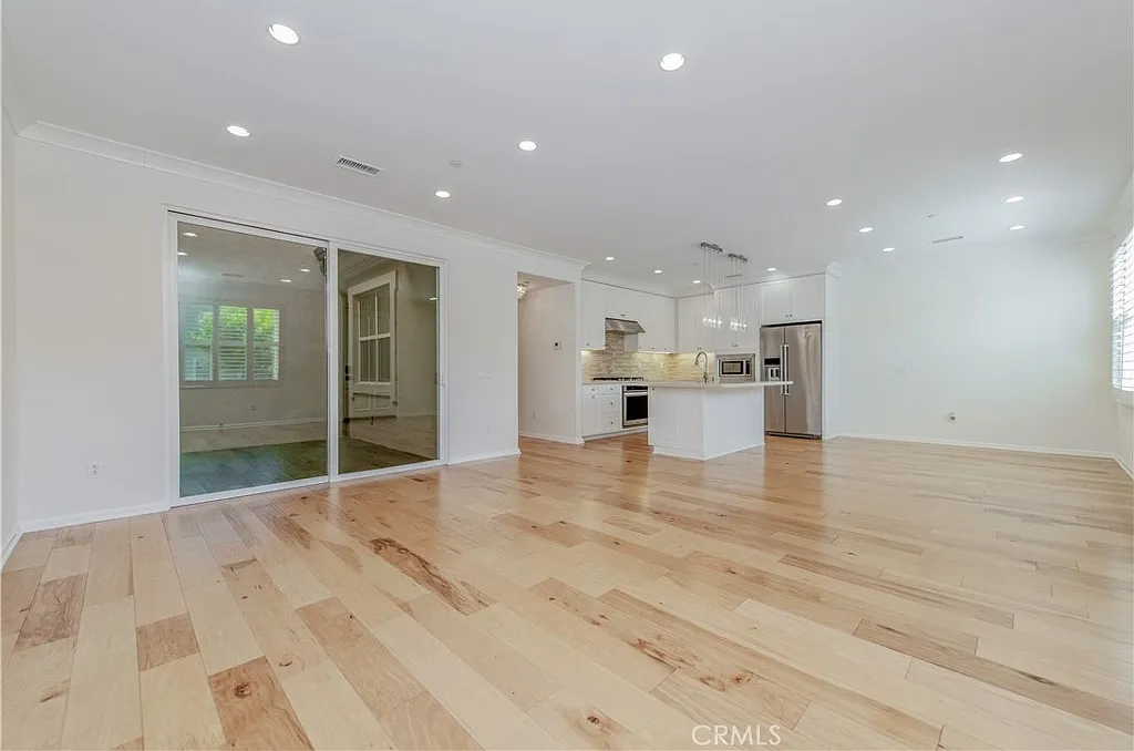 3 bed, 4.0 bath, 1809 sqft, $4,950 — Photo 4