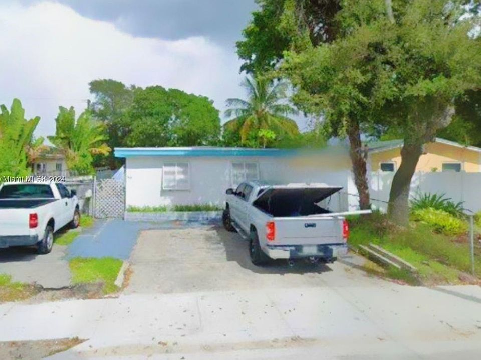 1st image of 565 NE 32nd St