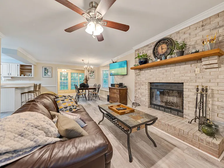 732 Phelps Rd — Photo 4