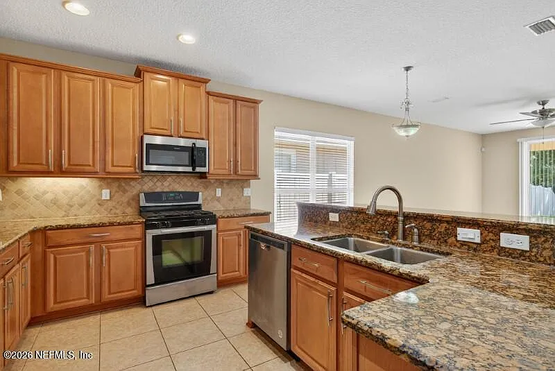4 bed, 2.0 bath, 2102 sqft, $2,500 — Photo 4