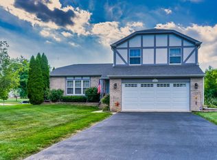 906 Woodbridge Dr, Cary, IL 60013