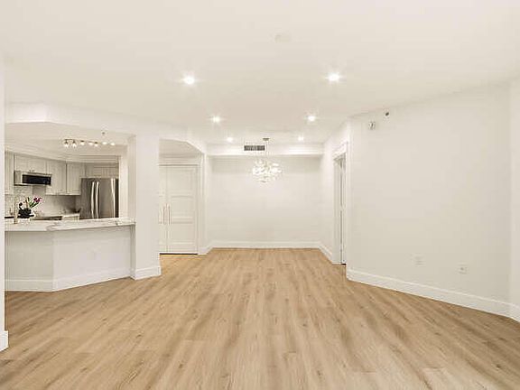 5th image of 720 S Sapodilla Avenue #304