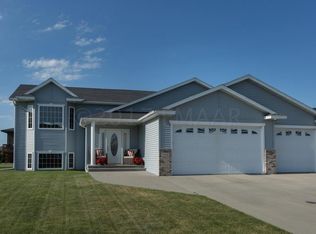 5530 Farmstead Ct S, Fargo, ND 58104