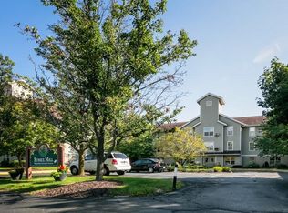 W240N6345 Maple Ave, Sussex, WI 53089
