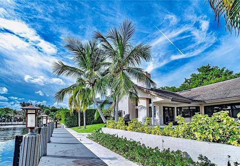 50 Bay Colony Dr — Photo 4