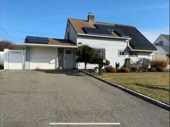 116 Sunrise Lane, Levittown, NY 11756