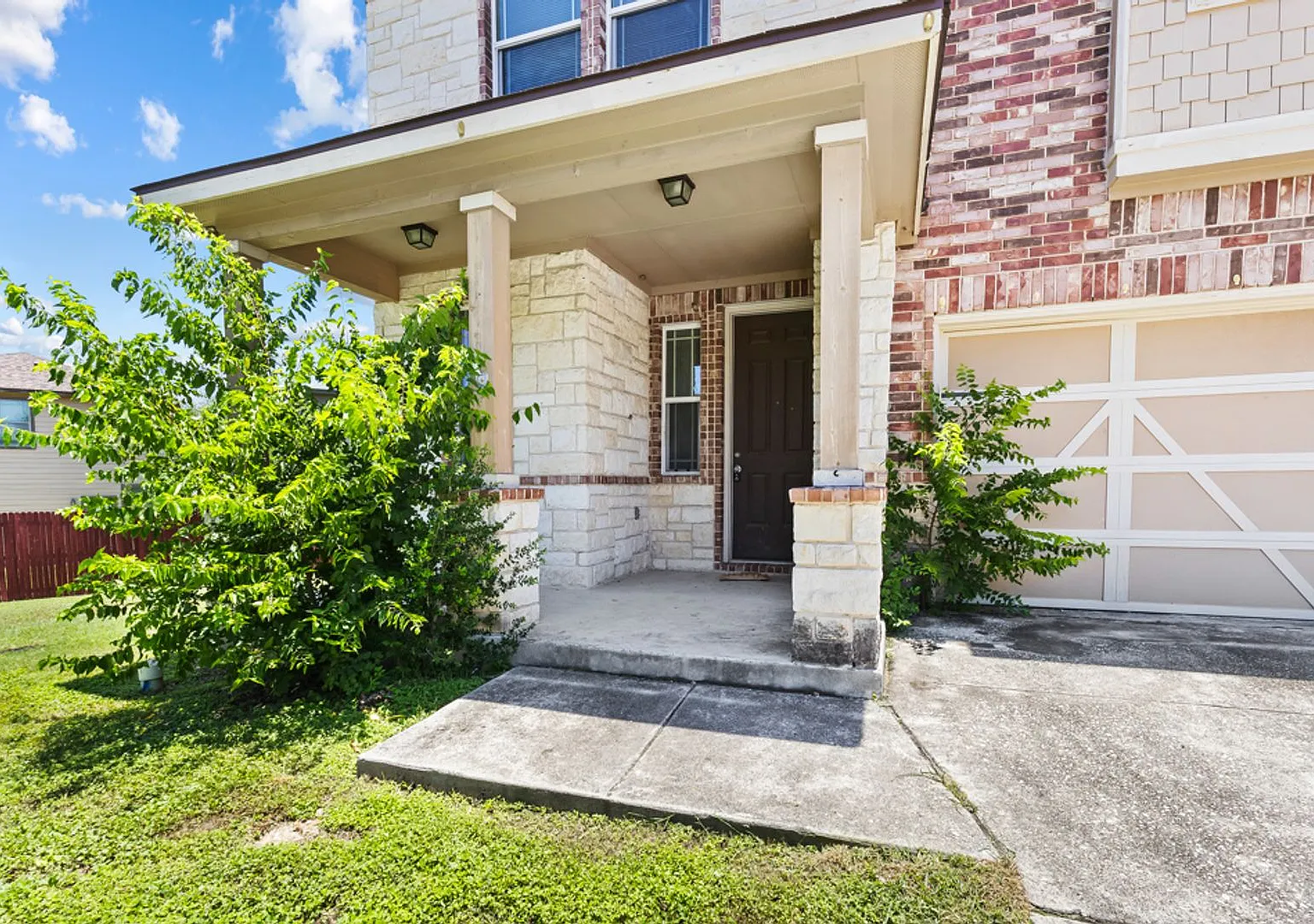 4 Bedroom/2.5 Bath Mustang Valley Subdivision — Photo 2