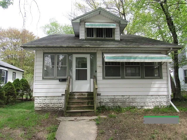 556 S Elm Ave photo 1