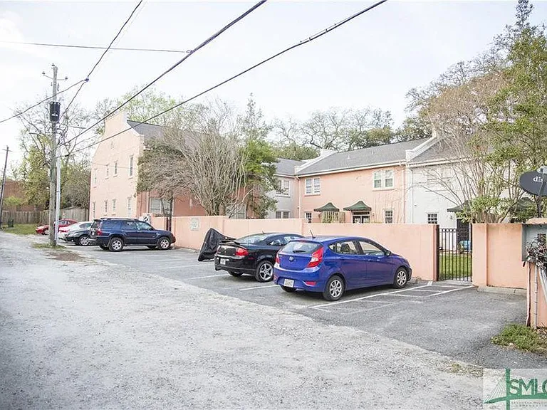 557 E Jones St — Photo 2