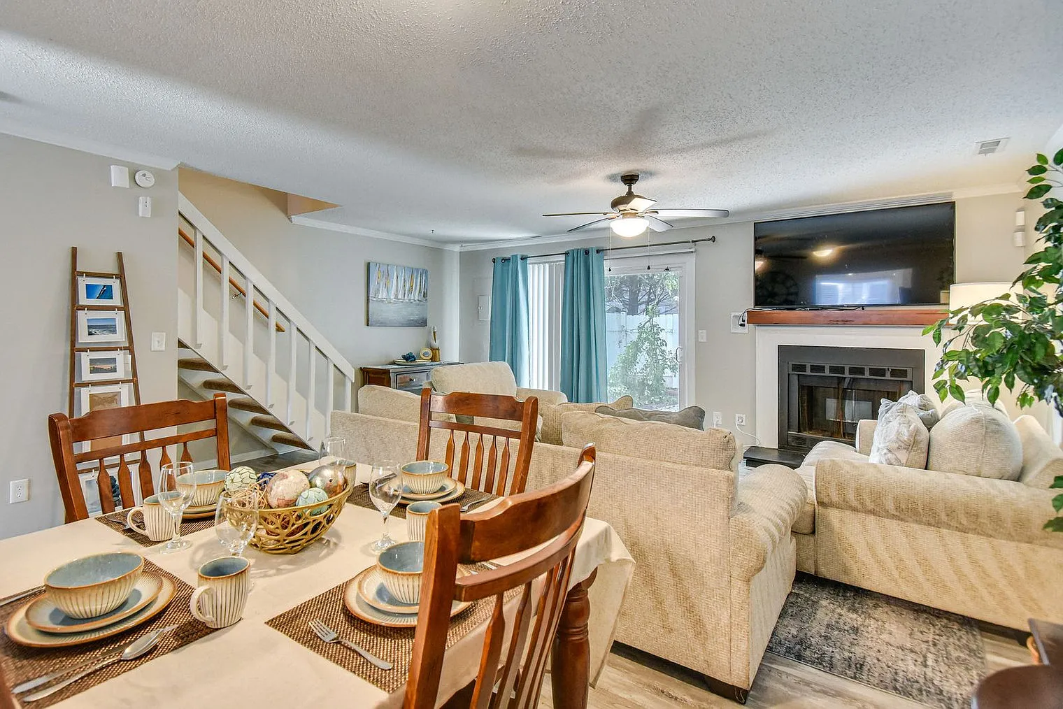 3 bed, 2.0 bath, 1345 sqft, $3,465 — Photo 3