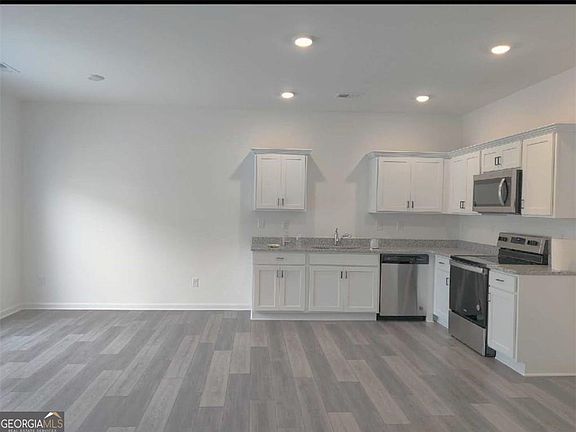 4th image of 312 Penn Station Way