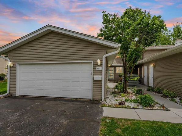 3111 Parkwild Dr, Bettendorf, IA 52722