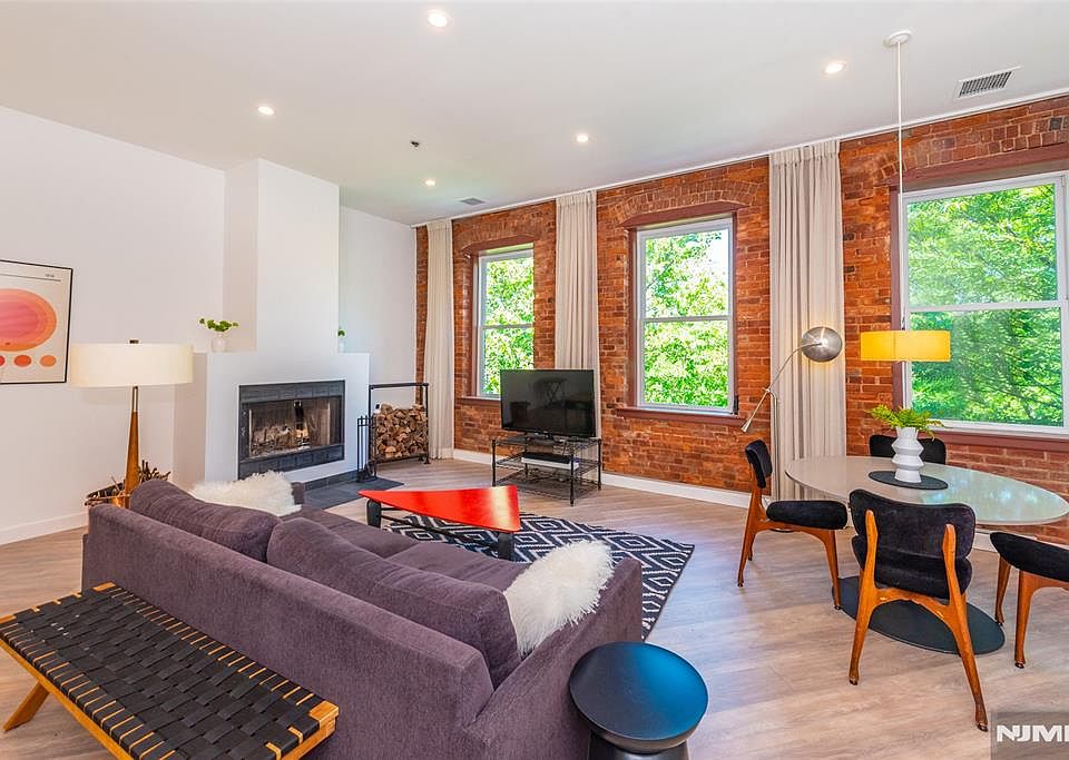 1st image of 260 Main St APT 313