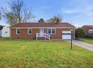 5 Lakeview Dr, Newport News, VA 23602
